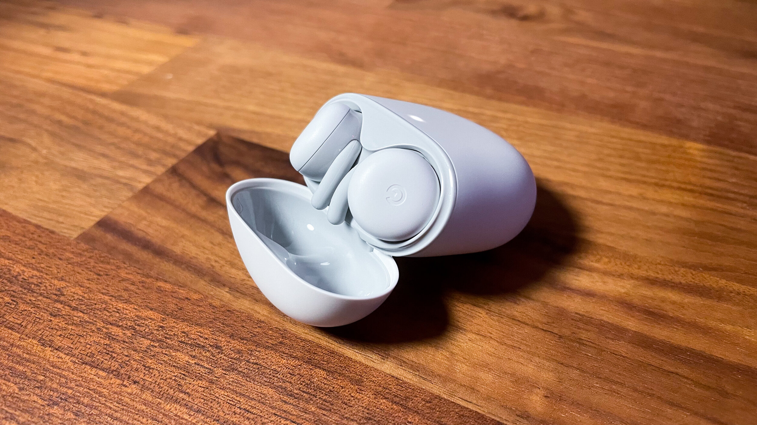 Pixel Buds Case Open 2.jpg